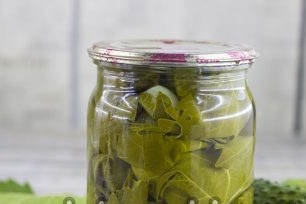 навийте буркана със стерилизиран капак, обърнете го, проверете за изтичане на течност