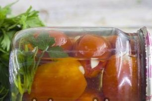 skardinė jos pusėje