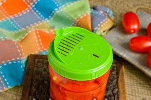 יוצקים מים רותחים