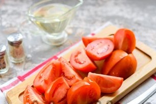 нарязани домати