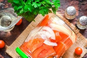 домати с лук за зимата