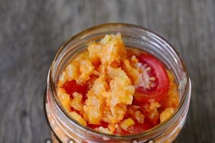 залейте доматите с дресинга