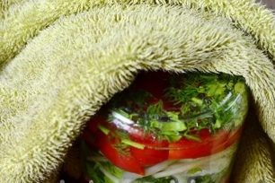 изсипете вряща марината в буркани и веднага ги навийте, обърнете и увийте