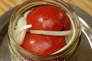 напълнете буркана със зеленчуци