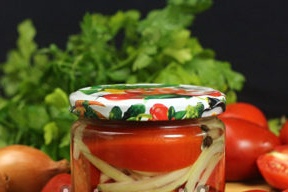 наполовина домати с лук