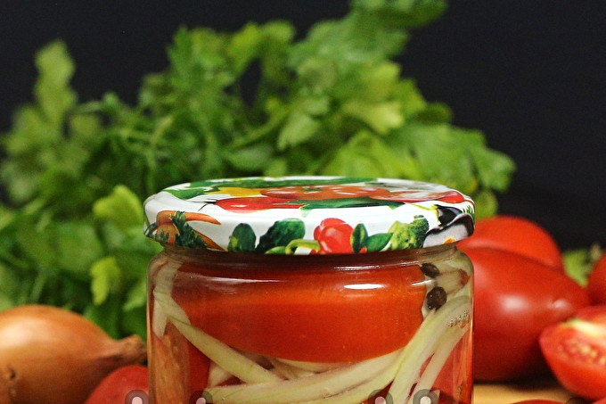 наполовина домати с лук