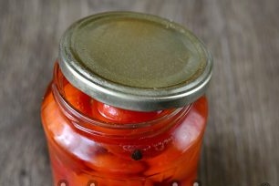 отгоре изсипете порция вряща вода