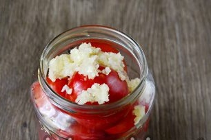 пригответе марината, източете водата от консерва, добавете чесъна