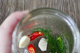 сложете зелените в буркан