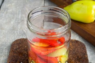 сложете черен пипер в буркан