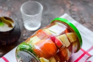 домати с ябълки за зимата са готови