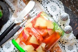 домати с ябълки за зимата