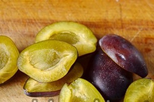 loại bỏ hạt từ cống và cắt làm đôi