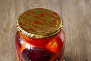 đổ nước sôi và đậy nắp