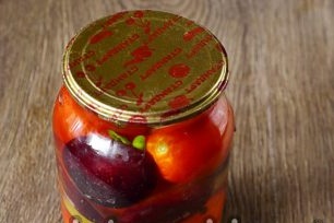 Đổ đầy bình với nước xốt và cuộn nắp lại