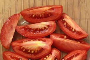 cut tomatoes into slices