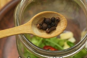 добавете подправки