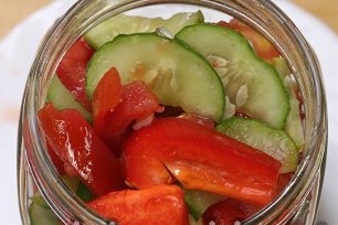 sudėti daržoves į bankus