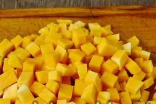 חותכים את הדלעת לפרוסות