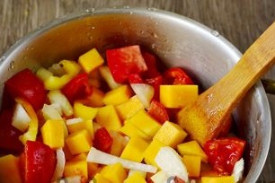 שים ירקות לתבנית