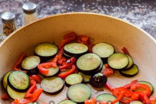 מטגנים חציל בפלפל