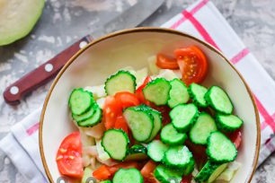 thêm dưa chuột xắt nhỏ