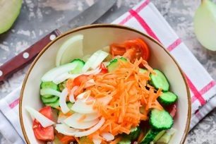 thêm hành tây và cà rốt