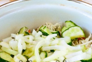 добавете лука и краставиците