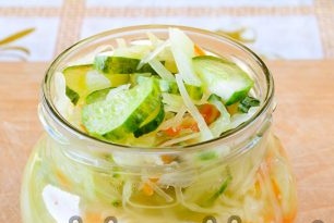 напълнете консервите със салата