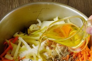 добавете олио към зеленчуците