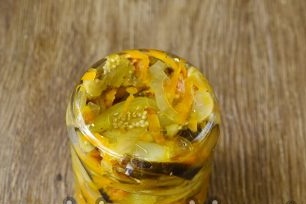 затворена салата в буркани