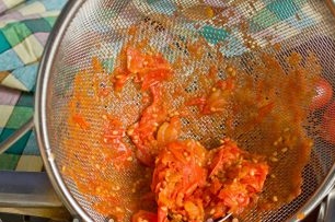 Nuvalykite per sietą