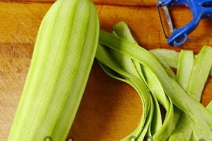 fjern skrælen fra courgette
