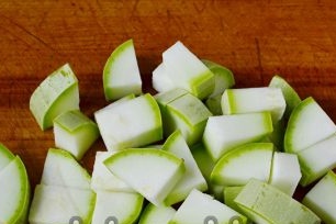 supjaustykite cukiniją į vidutines riekeles