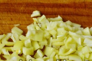 saldžias paprikas ištriname iš vidurio ir taip pat susmulkiname