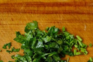 susmulkinkite žalumynus peiliu