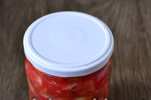 padėkite ant bankų ir uždarykite dangčius