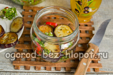 doe de aubergine in een pot