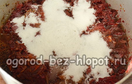 thêm cà chua, muối, đường, bơ