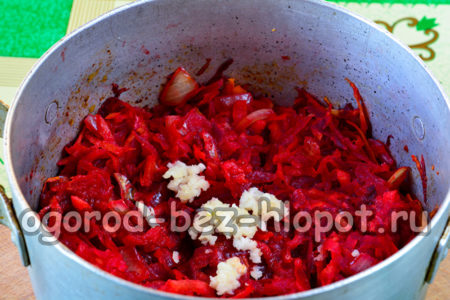 добавете чесъна и оцета