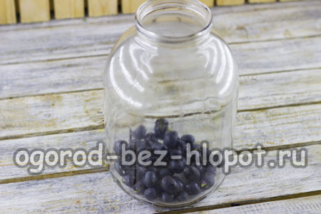 поставете гроздето на дъното на консервата