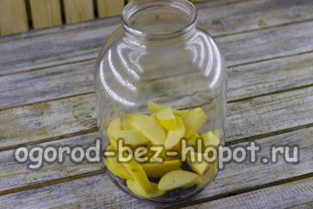 нарязваме ябълки, добавяме в буркан