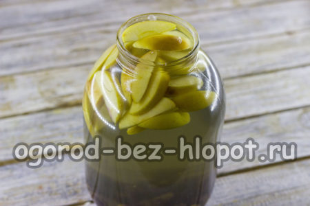 изсипете сироп в буркан