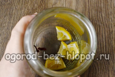 сложете лимон и карамфил в буркан