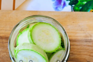 сложете в буркан с тиквички