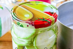 мариновани тиквички готови