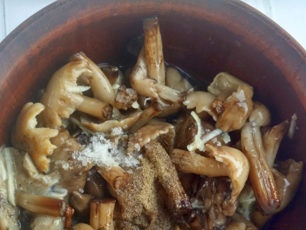 thêm muối và hạt tiêu