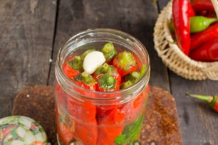 напълнете буркана с черен пипер и чесън