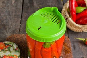 изсипете буркан с вряла вода