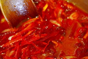 הוסף מיץ עגבניות